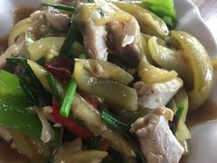 沙鱼焖酸瓜-黄记四更烤乳猪店