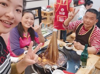 爸爸请我和妈咪一起去吃口水留串串香～