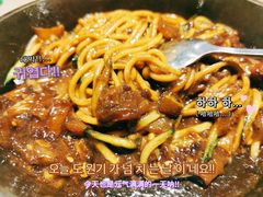 铁板牛肉炸酱面-炒码先生·韩餐炸鸡披萨(西塔店)
