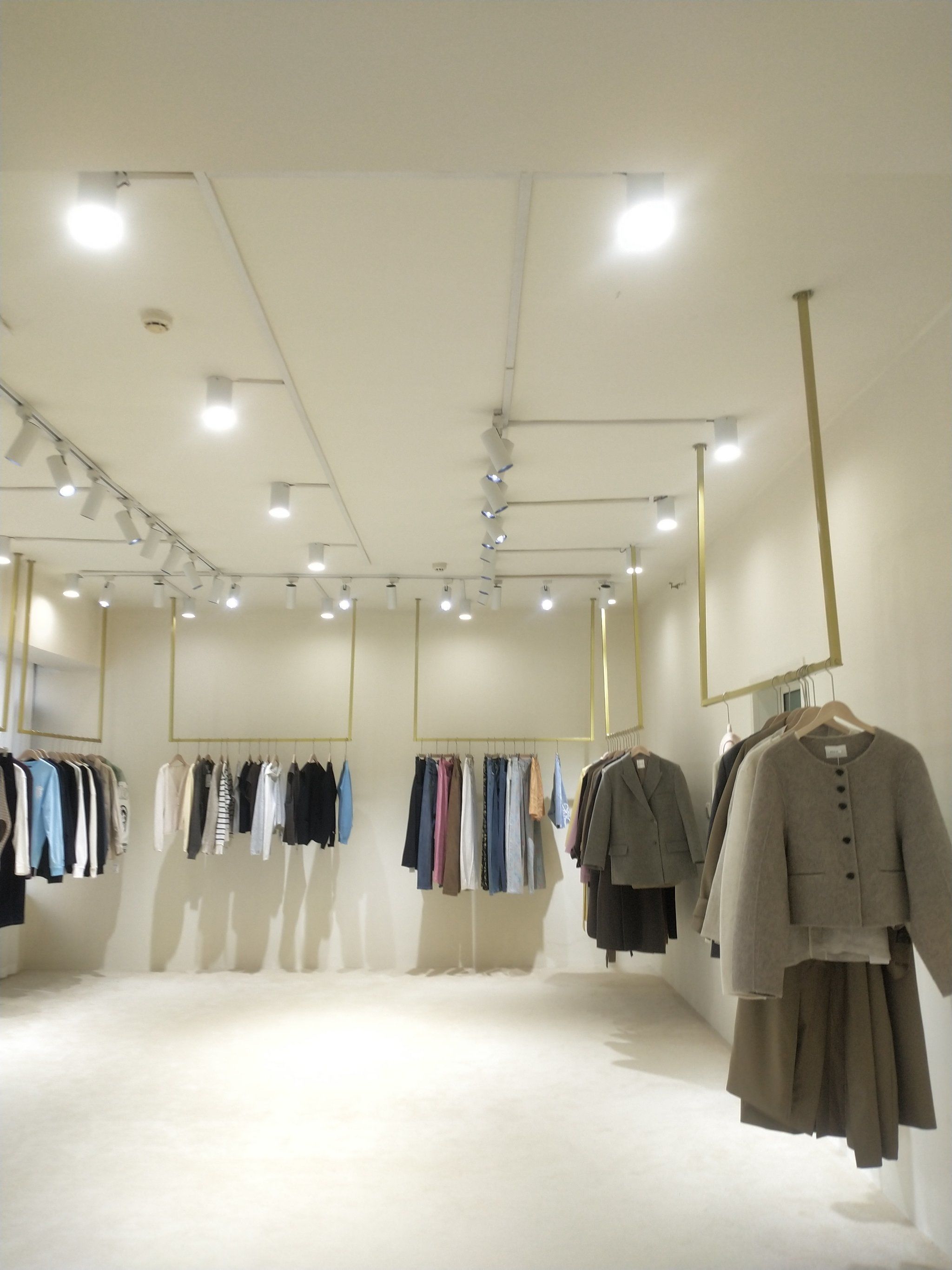 忍不住拍下的店内时尚show