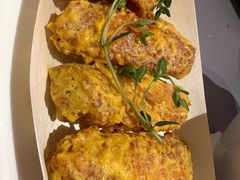 金沙咸蛋黄焗鸡翅-桂满陇·蟹黄小笼汤包(中山公园店)