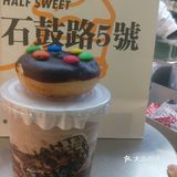 进去围观下其他人买什么，择优后终于选择了一个面包圈