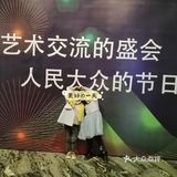 大一点的孩子需要门票的。在听表演时不能录像