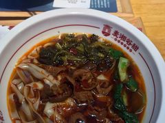 老坛酸菜肥肠米粉-呷佬·长沙手工米粉(金沙江路店)