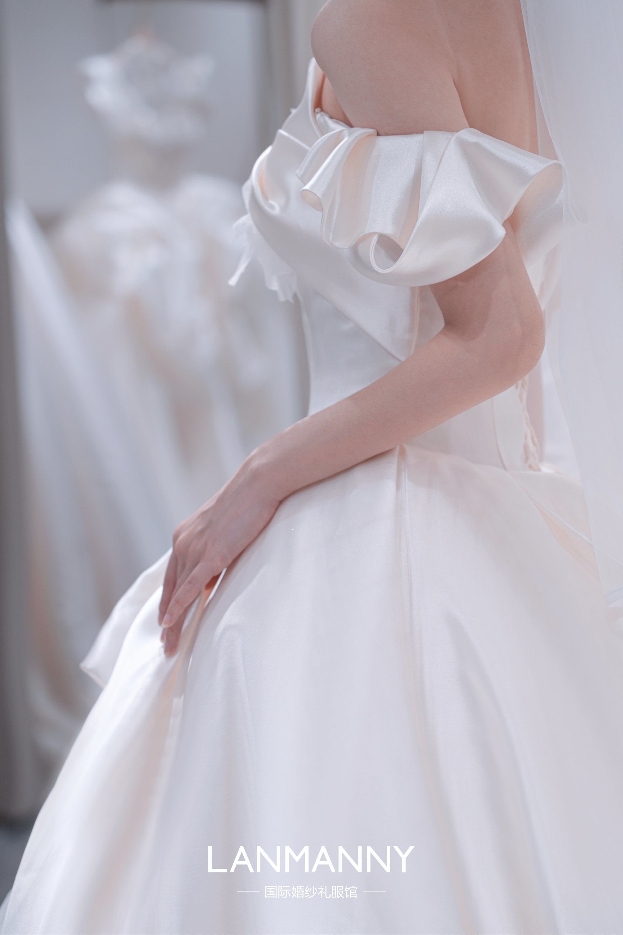 高级缎面婚纱今天你get了嘛 一字肩缎面婚纱极简风格