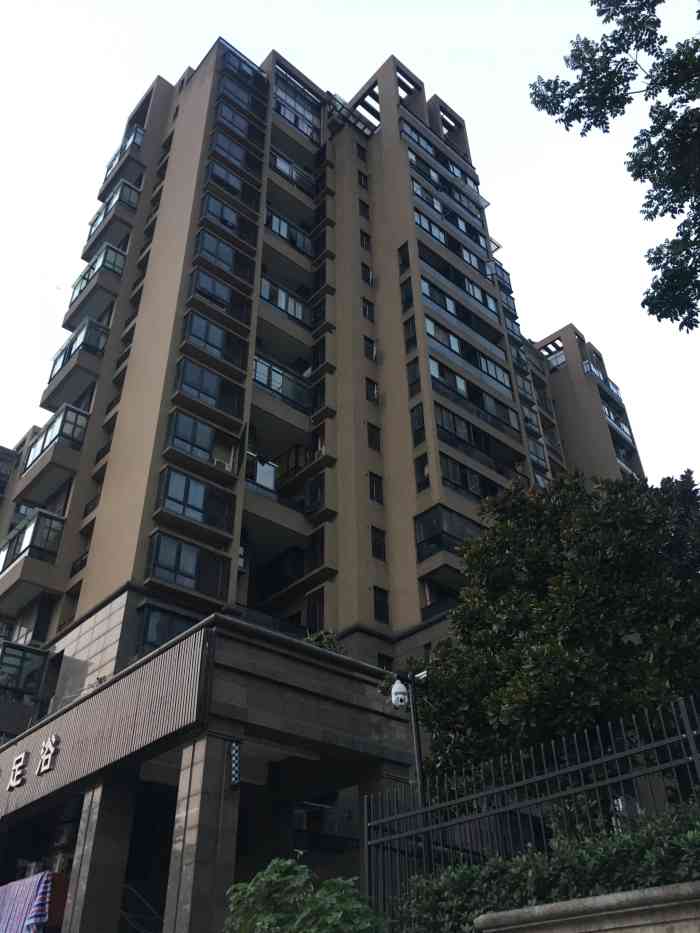 0 绿树环抱之中的一个小区芳满庭小区入口就在正街面上,出行比较便利