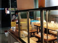 面包甜点陈列柜-顶东面包花园·生日蛋糕(世博店)