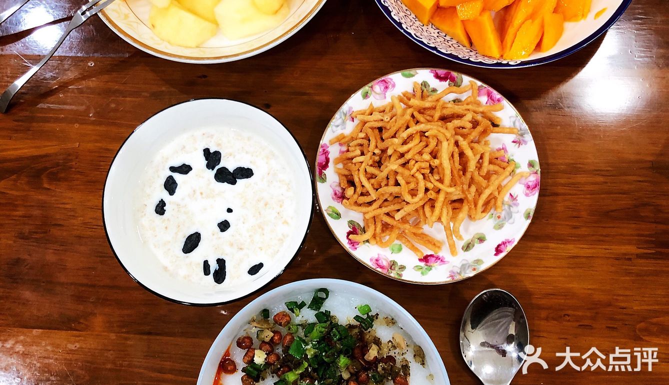 将水叶子面均匀撒在蒸格里