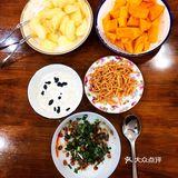 将水叶子面均匀撒在蒸格里