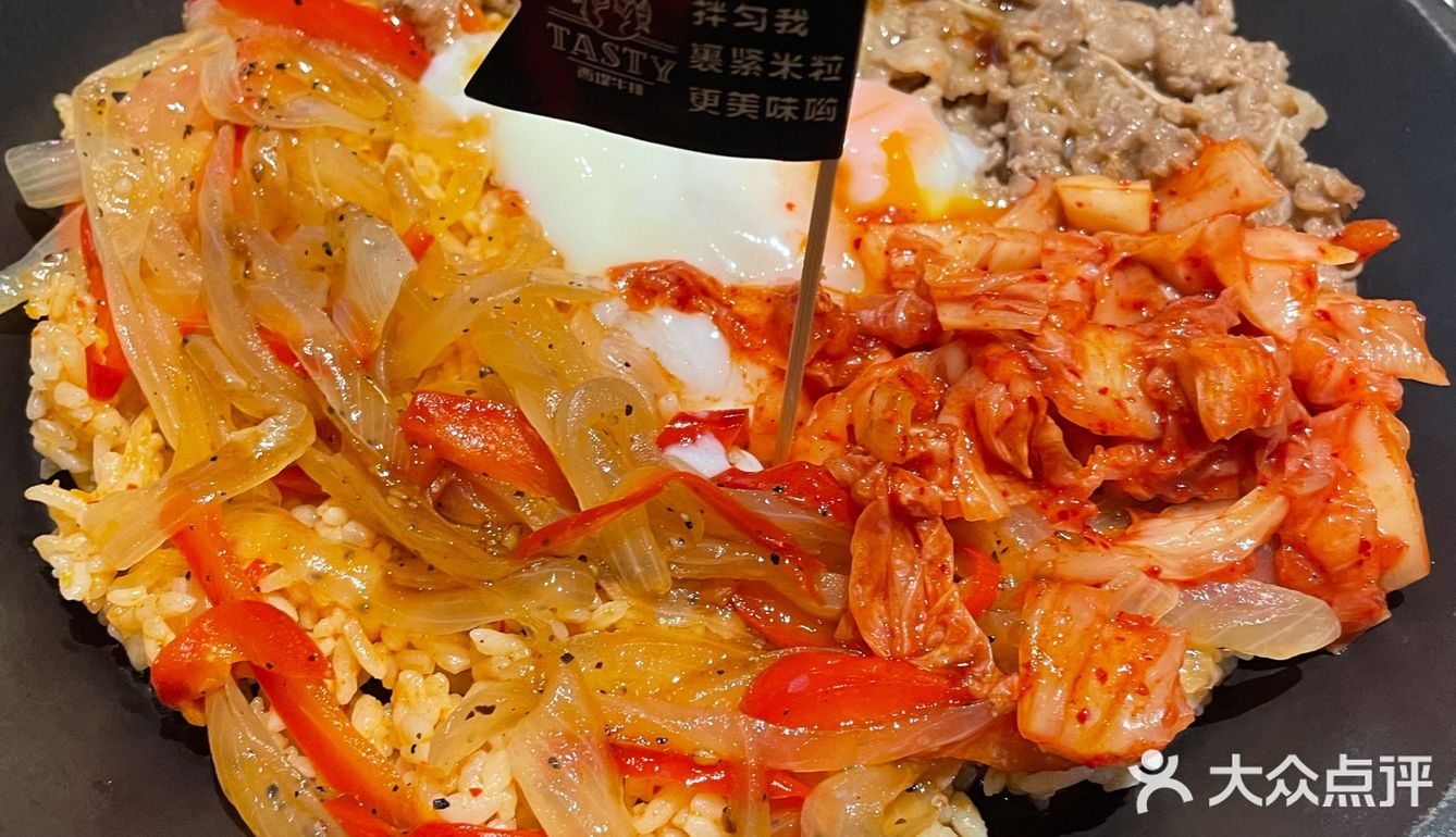 垫一点开下胃。牛肉饭比较实在，一大盘