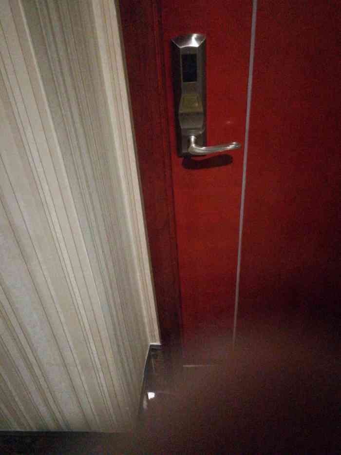 打分 大半夜房间门打不开,锁坏掉了,郁闷!