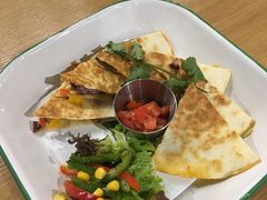 牛肉馅饼配迷你沙拉-HELLO 27 意面·沙拉·帕尼尼