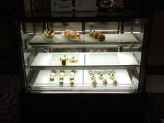 面包甜点陈列柜-三亚福朋喜来登酒店·大堂吧