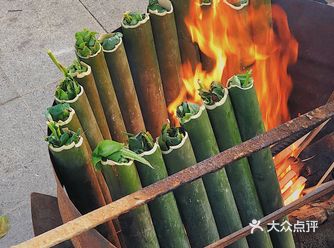 终于被我碰上了烤竹筒饭
