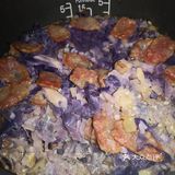 香肠切丁。淘米加水和所有食材一起搅拌。放入电饭煲煮