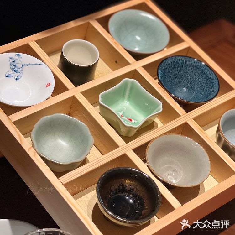 美味的苏浙菜和温润的茶水搭配，江南气息浓郁