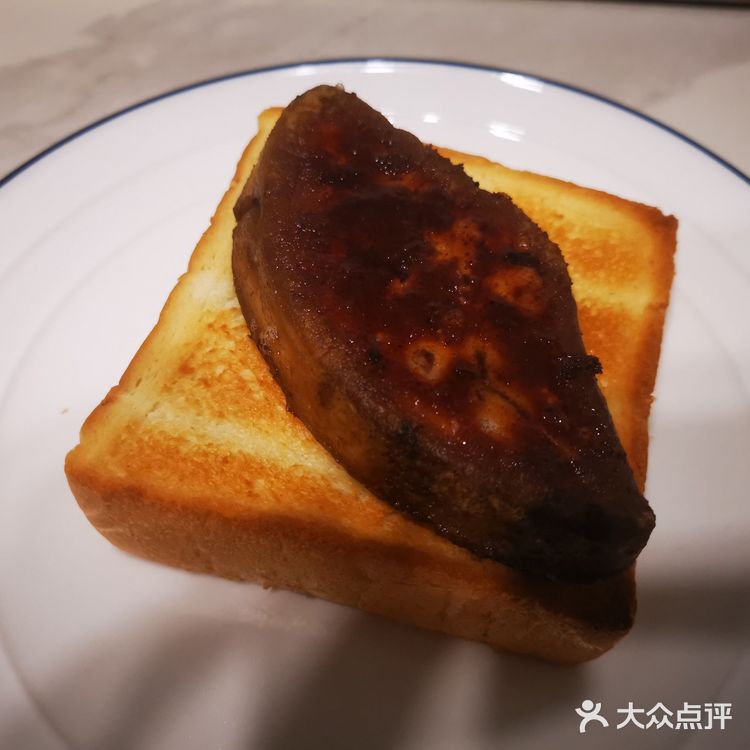 用融化的羊肉浇在粗粮上形成独特的香味儿