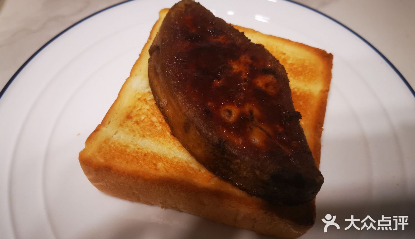 用融化的羊肉浇在粗粮上形成独特的香味儿