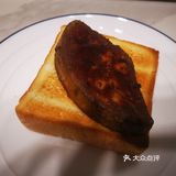 用融化的羊肉浇在粗粮上形成独特的香味儿