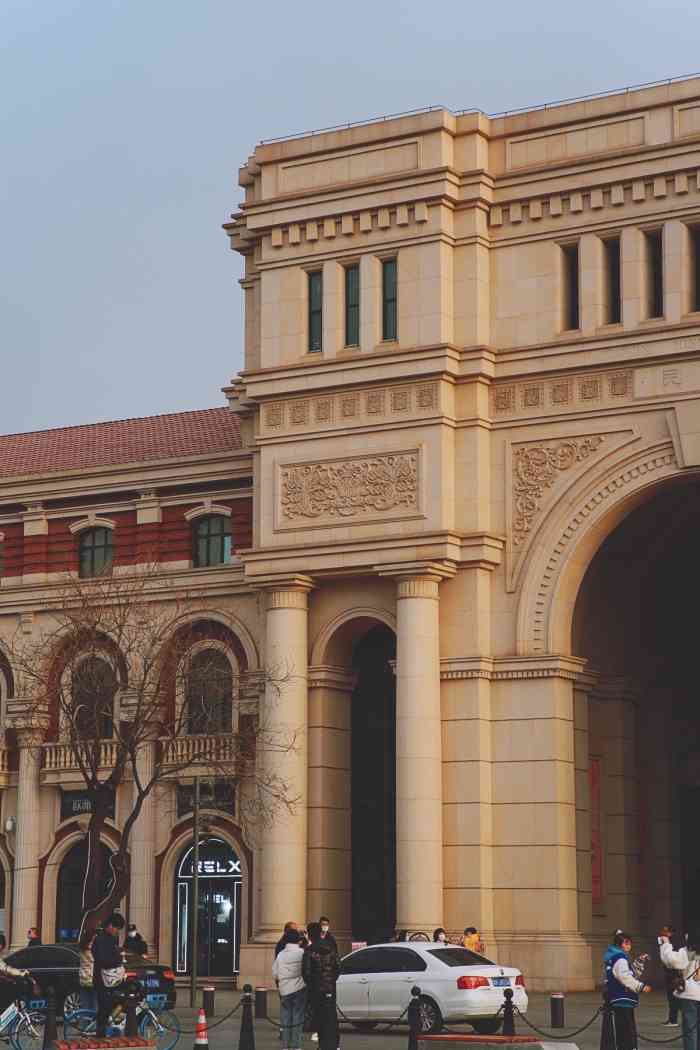 民园广场-"很喜欢这里的氛围,闹市区的一片绿.草坪很..."-大众点评移