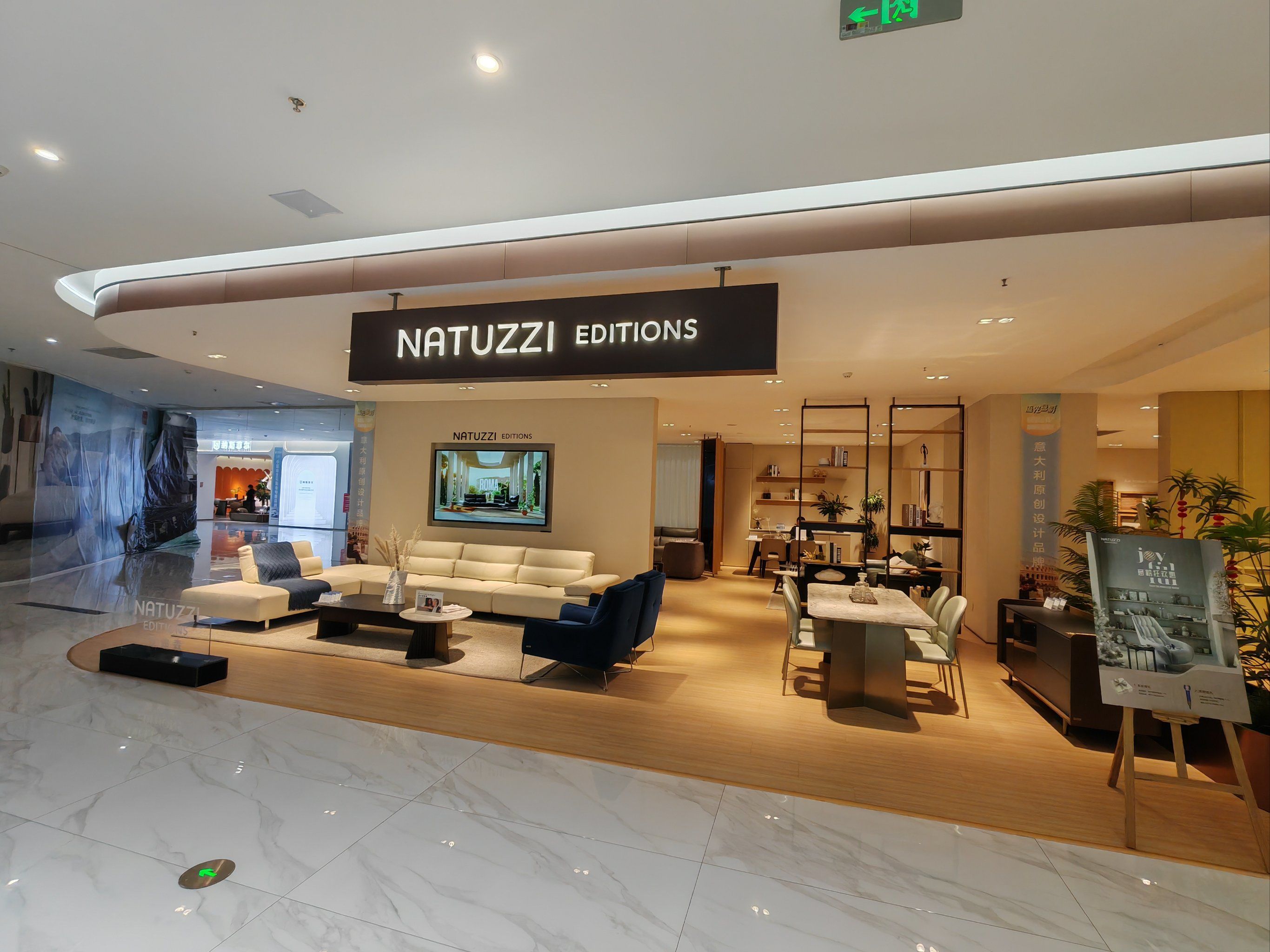 真的要避雷这家店,店家的服务态度特别不好,嘴脸真的臭死了,走的累了