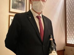 专业帅气的侍酒师小哥-Le Comptoir de Pierre Gagnaire