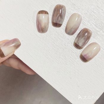 今天和大家分享的是晕染款式美甲 用浅一点的紫色做出来