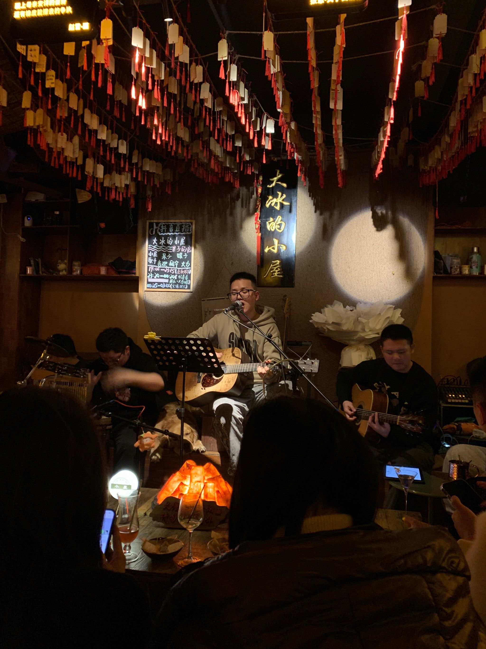 来重庆旅游 顺便打卡大冰的小屋 体验一下重庆夜生活
