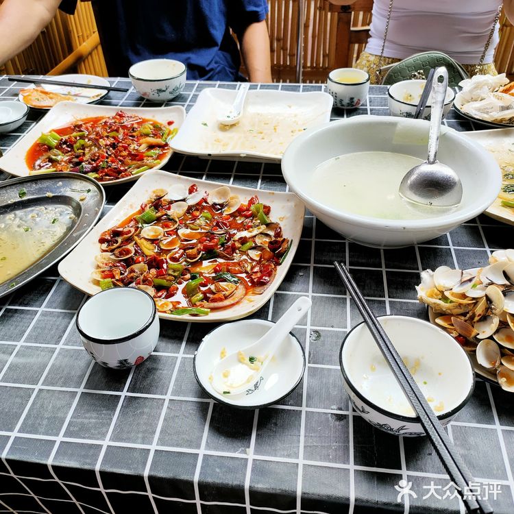 从马路边上路过就能看到他们家的招牌。川湘口味够劲爆