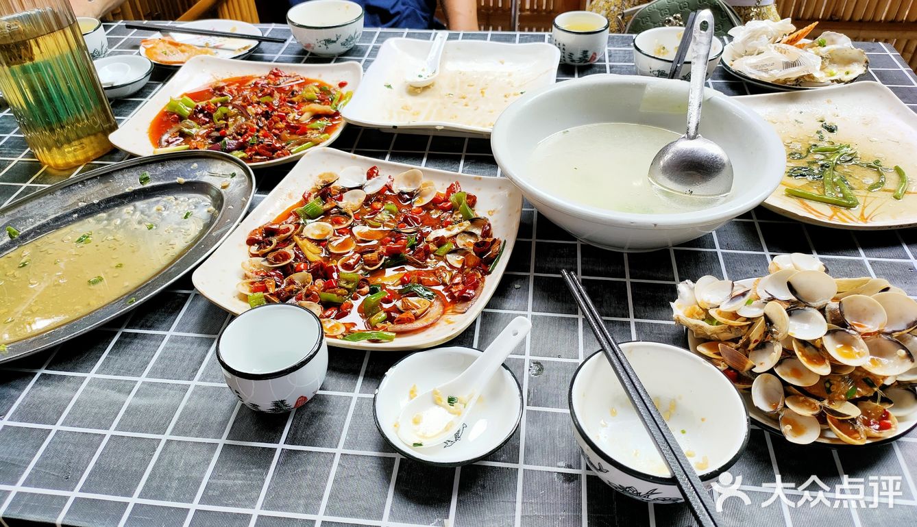 从马路边上路过就能看到他们家的招牌。川湘口味够劲爆