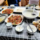 从马路边上路过就能看到他们家的招牌。川湘口味够劲爆