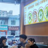 均价大概15元一份，三鲜的麻辣的味道都有