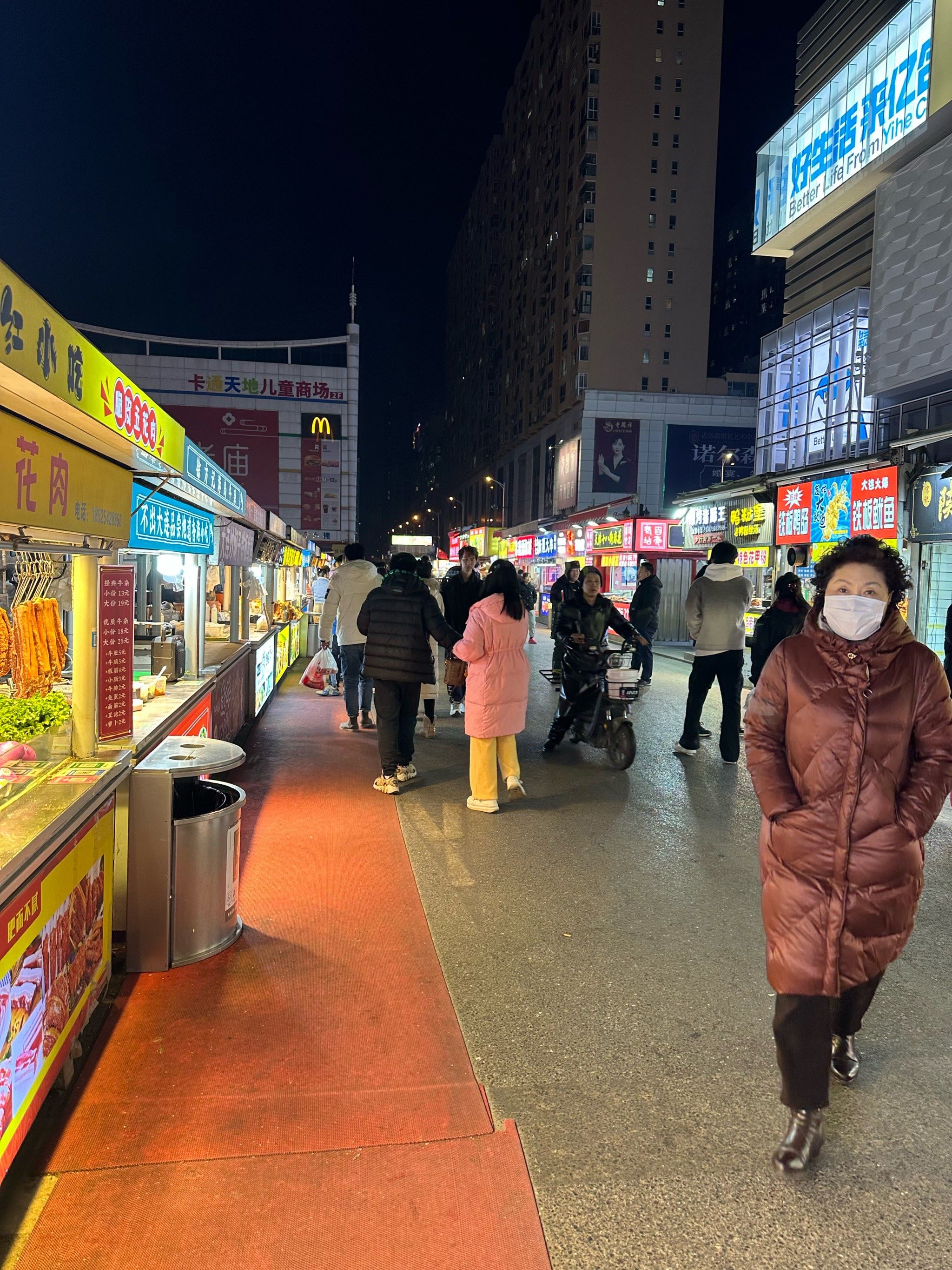 大连开发区步行街里的小吃一条街东西很多