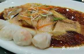 Colorful Golden Prawn Dumplings Steamed to Perfection