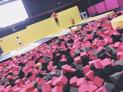 -嘿哟动霸CHUA·新潮玩运动娱乐中心·蹦床滑冰团建乐园