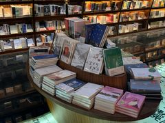 -钟书阁(珍园店)