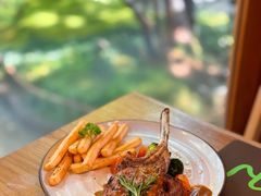 -Chom Cafe and Restaurant