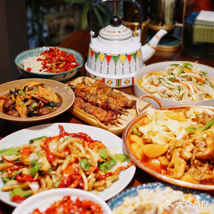 超正宗的新疆菜🌶️辣子鸡+拌面🍜，流口水了🤤