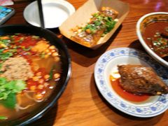 -爆炸头阿姨小四川正宗川味小吃(无任何分店)