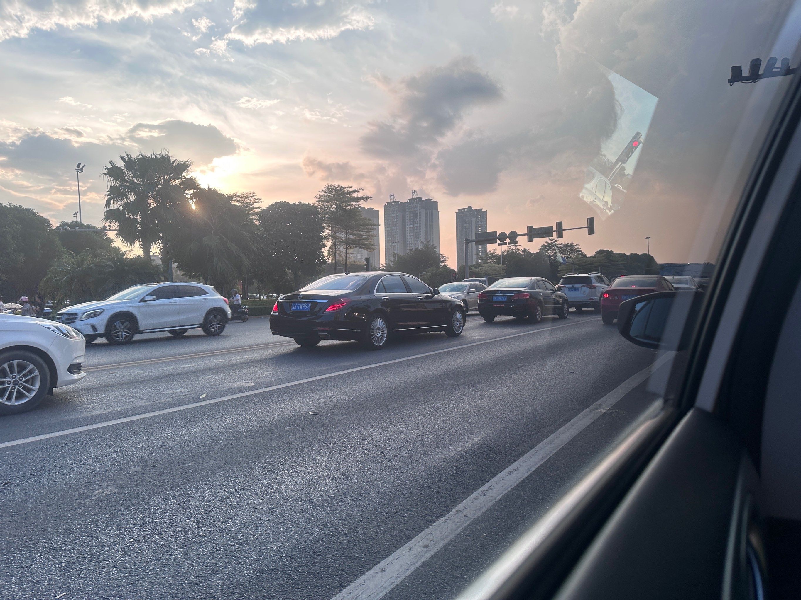 城里车流不停歇