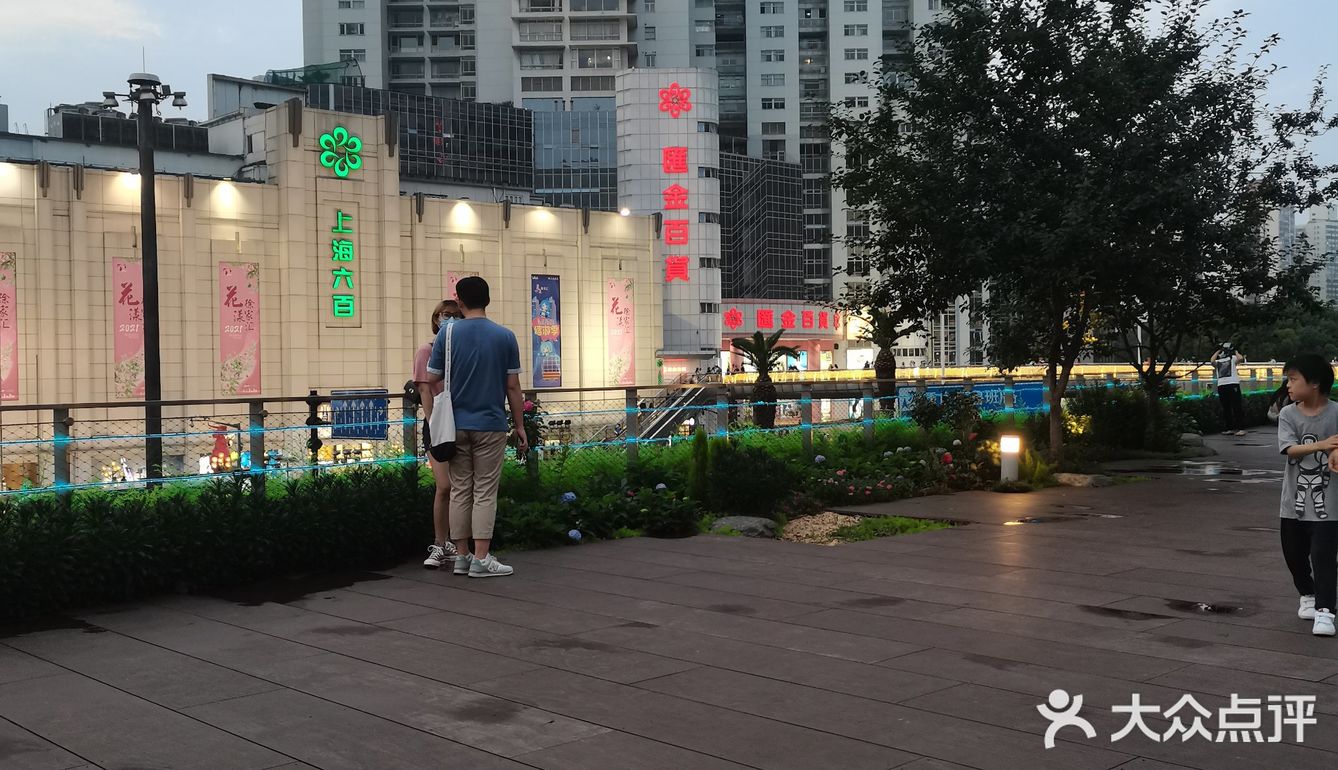 厚实的座椅供行人小憩，因此，这里可以定位为一个公园