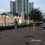 厚实的座椅供行人小憩，因此，这里可以定位为一个公园