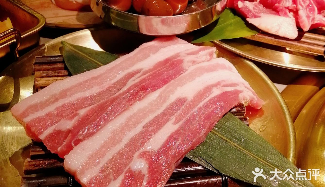 在韩国街，吃上一顿地道的韩日烤肉！
