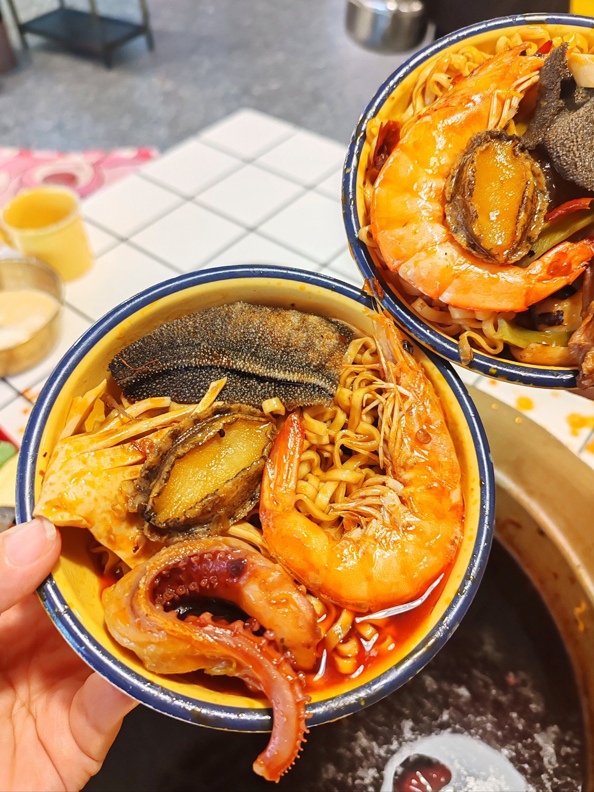 敢信,串串店也能diy海鲜面啦!