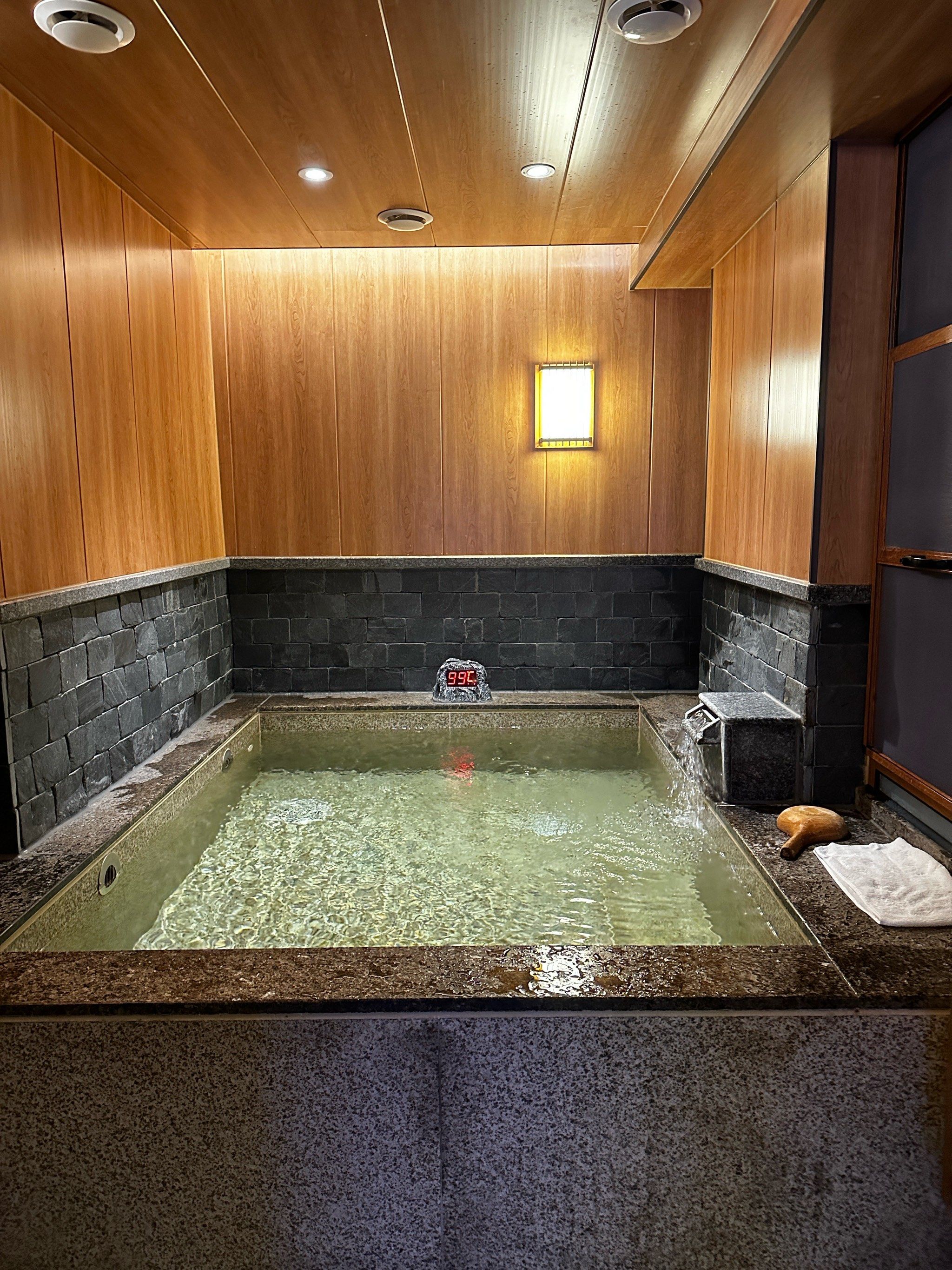 比起大汤泉,私汤隐秘性更强,整体日式的风格,池子水泡着舒服