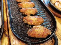 料理烤焦香翅中-老东镇啤酒屋海鲜加工·蒸汽海鲜·海鲜烧烤(台东店)