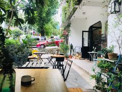 -彳亍咖啡·这里(水湾路店)