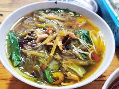 酸菜肉丝米线-越洋肖氏老米线(杨家坪店)