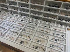 -MiRi眼镜连锁·蔡司·尼康控优点合作店(莘庄店)