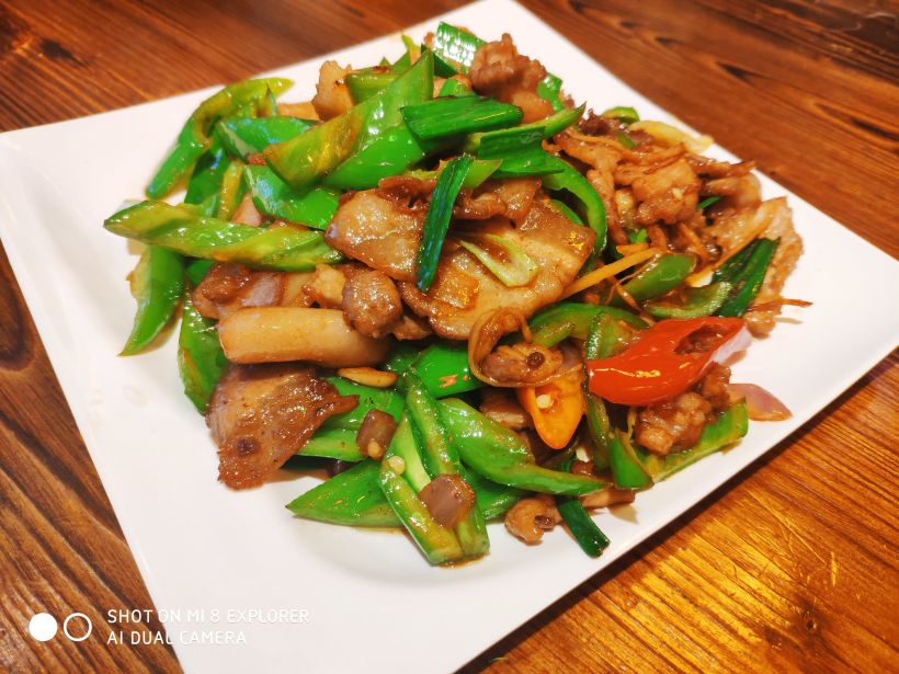 『「后厨小炒肉」』三层肉与青椒,大火烹饪,味道简直不敢想象的好吃.